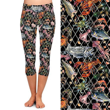 Laden Sie das Bild in den Galerie-Viewer, Ladies Watercolour Marine Fish Printed Capri Leggings